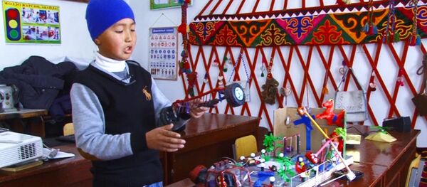 Модель нового трактора для сенокоса изобрел шестиклассник из Джалал-Абада Модель нового трактора для сенокоса изобрел шестиклассник из Джалал-Абада - Sputnik Кыргызстан