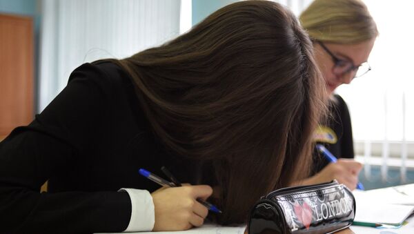 Школьница во время занятий. Архивное фото - Sputnik Кыргызстан