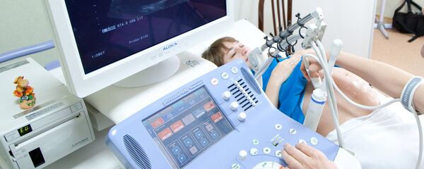 УЗИ жасап жаткан дарыгер. Архив - Sputnik Кыргызстан