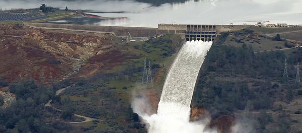 Разрушение самой высокой в США плотины в городе Оровилл, штат Калифорния - Sputnik Кыргызстан