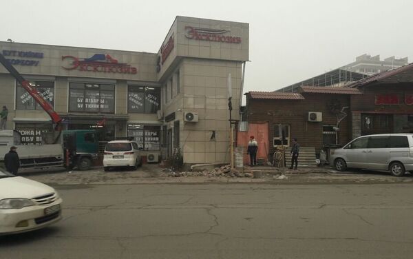 В Бишкеке снесли пристройки к магазинам Эксклюзив и Зая, возведенные на тротуаре - Sputnik Кыргызстан