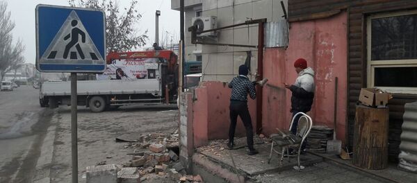 Снос незаконных построек на тротуарах - Sputnik Кыргызстан
