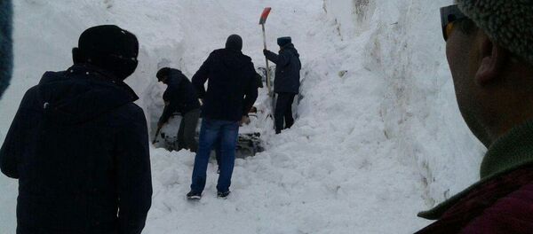 Спасатели и сотрудники правоохранительных органов во время раскопок накрывших лавиной автомобилей - Sputnik Кыргызстан