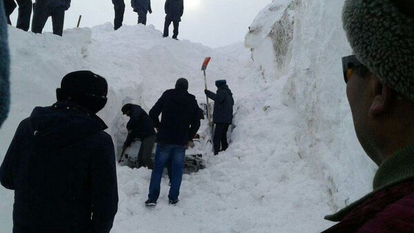 Спасатели и сотрудники правоохранительных органов во время раскопок накрывших лавиной автомобилей - Sputnik Кыргызстан
