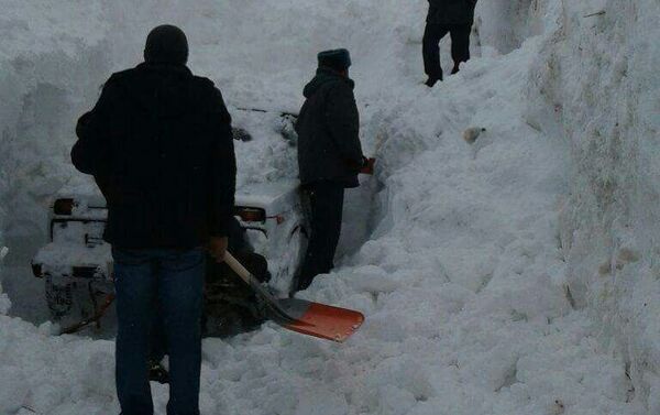 В Чон-Алайском районе в понедельник в 15.50 сошла снежная лавина, которая накрыла два автомобиля - Sputnik Кыргызстан