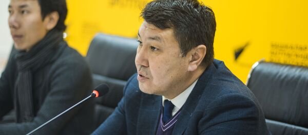 Начальник управления технических регламентов и метрологии Минэкономики КР Султан Ахматов на пресс-конференции Тысячи автомобилей оказались заложниками из-за отсутствия центра регистрации в мультимедийном пресс-центре Sputnik Кыргызстан - Sputnik Кыргызстан
