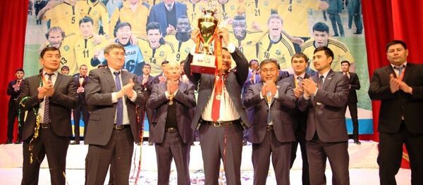 Оштун Алай футбол клубуна 2016-жылдын футбол сезонунун сыйлыгын тапшыруу аземи - Sputnik Кыргызстан