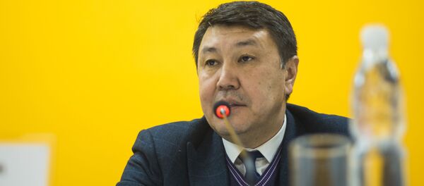 Начальник управления технических регламентов и метрологии Минэкономики КР Султан Ахматов на пресс-конференции Тысячи автомобилей оказались заложниками из-за отсутствия центра регистрации в мультимедийном пресс-центре Sputnik Кыргызстан - Sputnik Кыргызстан
