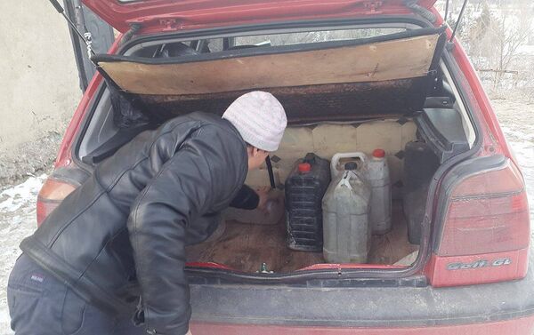 Машинасы барлар сууну тегеректеги айылдардан ташып келишет. - Sputnik Кыргызстан