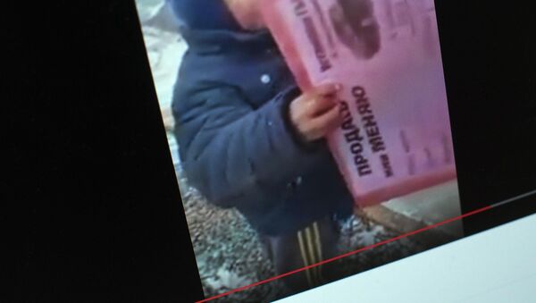 Снимок с видеохостинга Youtube пользователя EmirBegaliew. Пятилетний мальчик в дырявой обуви, который работает возле авторынка РИОМ - Sputnik Кыргызстан