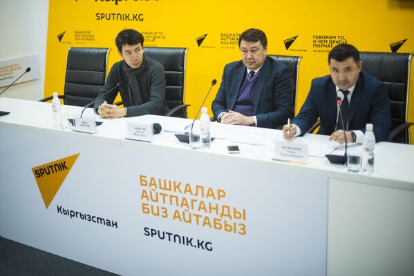 Пресс-конференция Тысячи авто стали заложниками из-за отсутствия центра регистрации в мультимедийном пресс-центре Sputnik Кыргызстан - Sputnik Кыргызстан