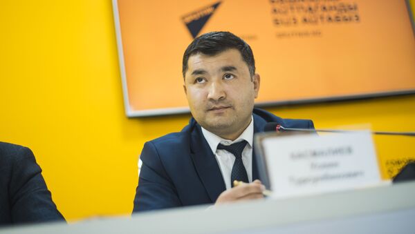 Пресс-конференция Тысячи автомобилей оказались заложниками из-за отсутствия центра регистрации в мультимедийном пресс-центре Sputnik Кыргызстан - Sputnik Кыргызстан
