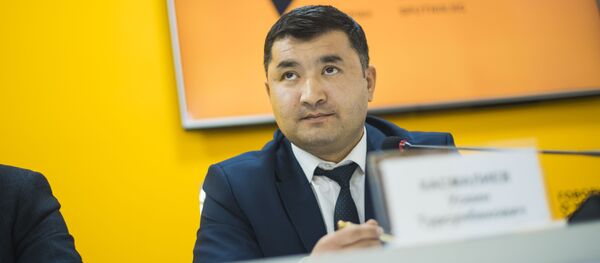 Транспорттук каражаттарды жана айдоочулук курамды каттоо департаментинин директорунун орун басары Усейин Касмалиев. Архив - Sputnik Кыргызстан