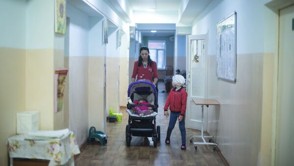 Мать больной раком двухлетней Раяны Толкун Абдраимова в отделении онкологии при НЦО в Бишкеке - Sputnik Кыргызстан