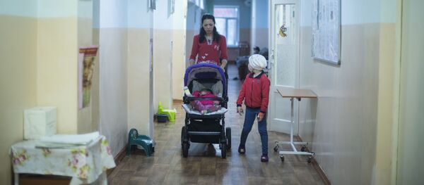 Мать больной раком двухлетней Раяны Толкун Абдраимова в отделении онкологии при НЦО в Бишкеке - Sputnik Кыргызстан