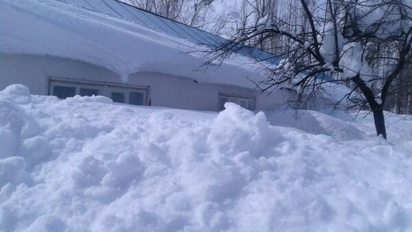 Последствия сильных снегопадов в Чаткальском р-не Ошской области - Sputnik Кыргызстан