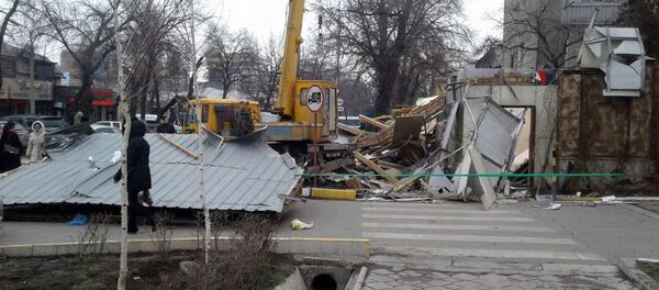 Снос двухэтажного здания в Бишкеке - Sputnik Кыргызстан