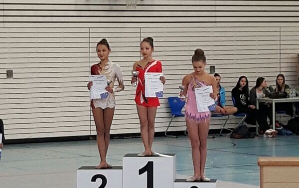 Бермет заняла первое место в категории К6 на соревнованиях по гимнастике в Баварии. - Sputnik Кыргызстан