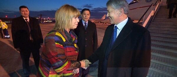 Крепкое женское рукопожатие — Атамбаева поприветствовали в Бельгии - Sputnik Кыргызстан