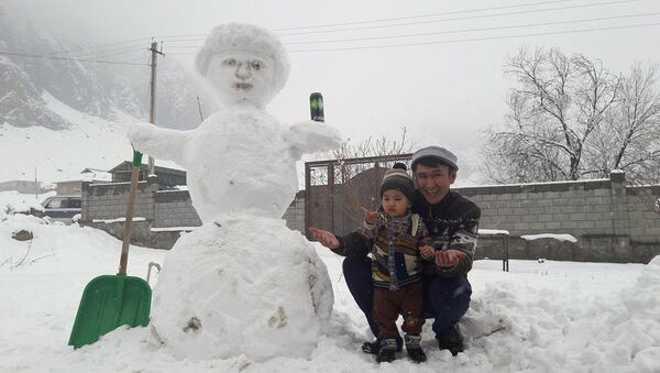 Снеговик сделанный жителем Оша - Sputnik Кыргызстан