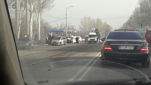 Столкновение джипа с дипломатическими номерами с грузовым Mercedes Sprinter - Sputnik Кыргызстан