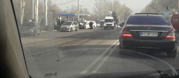 Столкновение джипа с дипломатическими номерами с грузовым Mercedes Sprinter - Sputnik Кыргызстан