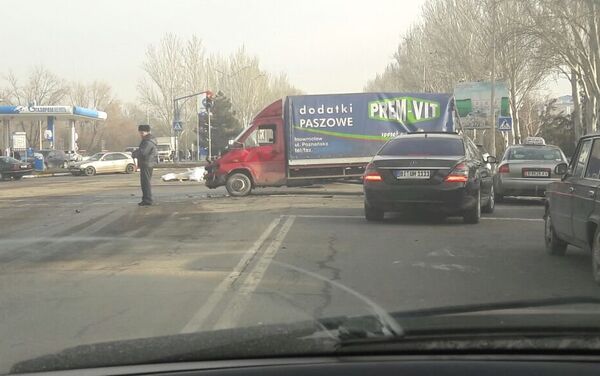 В Бишкеке произошло столкновение джипа с дипломатическими номерами с грузовым Mercedes Sprinter - Sputnik Кыргызстан