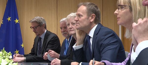 Туск попытался узнать имя преемника Атамбаева — кадры встречи - Sputnik Кыргызстан