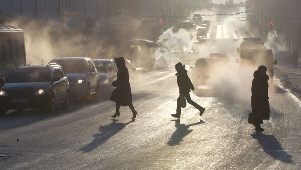 Пешеходы в пробегают дорогу. Архивное фото - Sputnik Кыргызстан