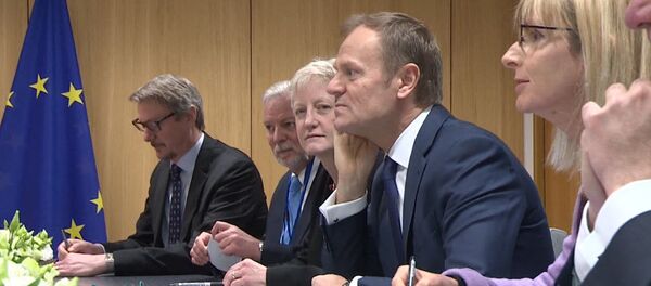 Дональд Туск Атамбаевден КРдин кийинки президенти ким болорун сурады - Sputnik Кыргызстан