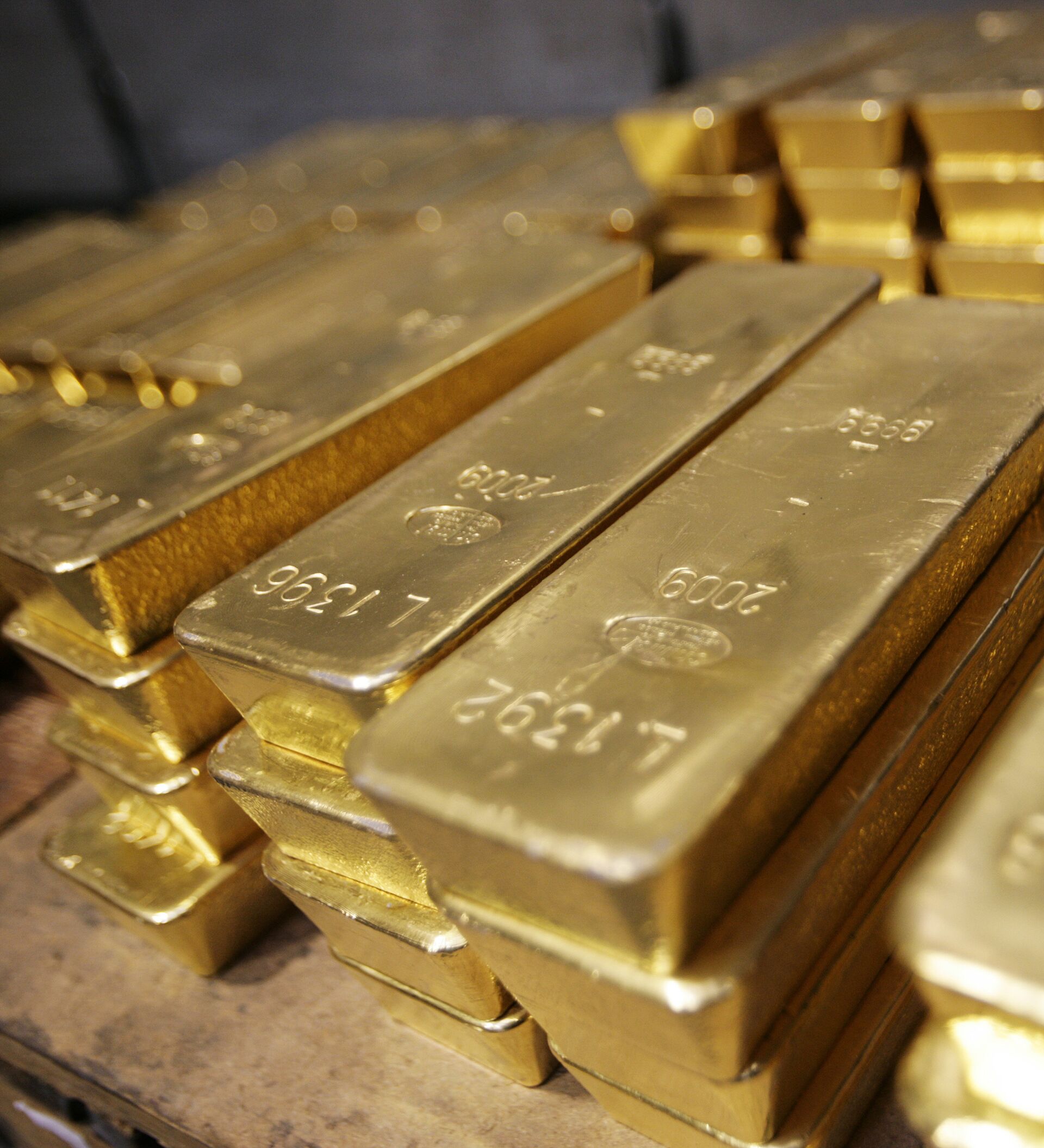 Банк покупает золото. Слиток золота. Слиток золотой. Золото Узбекистана. Слитки из золота.
