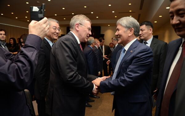 Президент Алмазбек Атамбаев получил архивные материалы по творчеству Чингиза Айтматова - Sputnik Кыргызстан