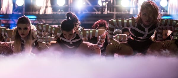 Шоу программа танцевальной группы. Архивное фото - Sputnik Кыргызстан