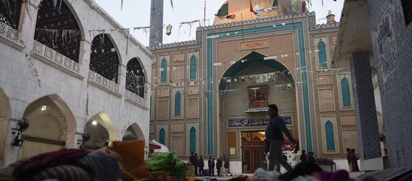 Сотрудники полиции на месте взрыва на территории мавзолея Лала Шахбаза Каландара в Пакистане Сотрудники полиции на месте взрыва на территории мавзолея Лала Шахбаза Каландара в Пакистане - Sputnik Кыргызстан