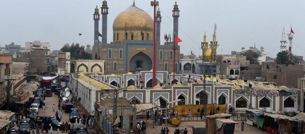 Сотрудники полиции на месте взрыва на территории мавзолея Лала Шахбаза Каландара в Пакистане - Sputnik Кыргызстан