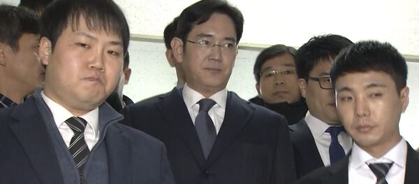 Кадры задержания главы Samsung Кадры задержания главы Samsung - Sputnik Кыргызстан