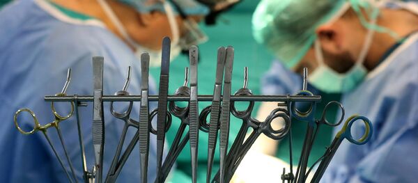 Врачи во время операции. Архивное фото - Sputnik Кыргызстан