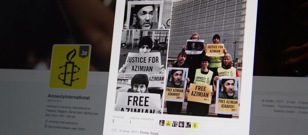 Снимок с социальной сети Twitter с страницы AmnestyInternational. Активисты правозащитной организации Amnesty International во время пикета в поддержку осужденного на пожизненный срок правозащитника Азимжана Аскарова - Sputnik Кыргызстан