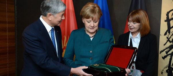 Президент Алмазбек Атамбаев Германиянын канцлери Ангела Меркелди Курманжан датка ордени менен сыйлады. - Sputnik Кыргызстан