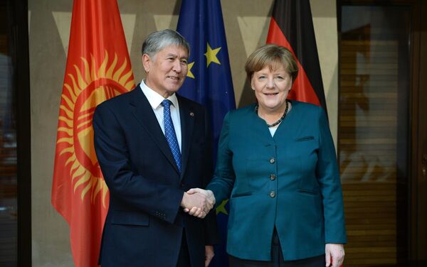 Президент КР Алмазбек Атамбаев наградил федерального канцлера Германии Ангелу Меркель орденом Курманжан Датка - Sputnik Кыргызстан