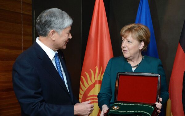 Канцлер ФРГ стала обладательницей ордена за вклад в развитие кыргызско-германских отношений и по случаю 25-летия установления дипломатических отношений между двумя странами. - Sputnik Кыргызстан