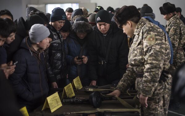 Школьникам показали образцы вооружения и военной техники, средства связи, военное обмундирование и провели для них обширную экскурсию по территории войсковых частей. - Sputnik Кыргызстан