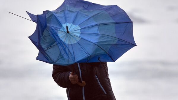 Мужчина с зонтом во время сильного ветра. Архивное фото - Sputnik Кыргызстан