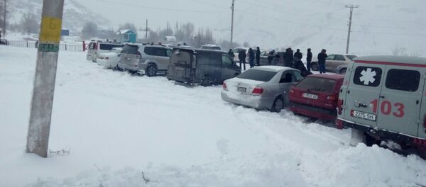 Автомобили застращавшие на трассе Бишкек - Ош из-за сошедших лавин - Sputnik Кыргызстан