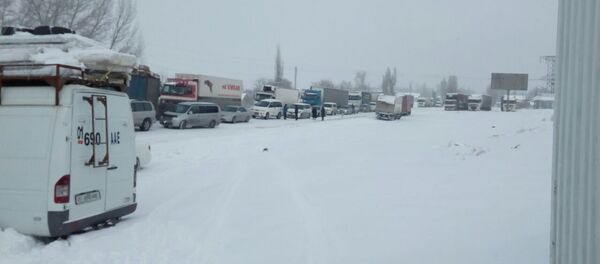 Автомобили застращавшие на трассе Бишкек - Ош из-за сошедших лавин - Sputnik Кыргызстан