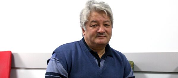 КРдин Эмгек сиңирген артисти, пародист, куудул Күмөндөр Абылов КРдин Эмгек сиңирген артисти, пародист, куудул Күмөндөр Абылов - Sputnik Кыргызстан