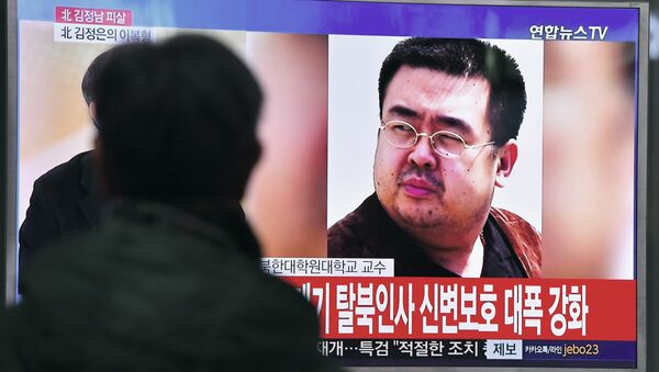 Человек смотрит телевизор, показывающий репортаж про убийство старшего брата лидера КНДР Ким Чен Ына Ким Чен Нама - Sputnik Кыргызстан