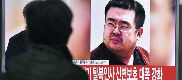 Человек смотрит телевизор, показывающий репортаж про убийство старшего брата лидера КНДР Ким Чен Ына Ким Чен Нама - Sputnik Кыргызстан