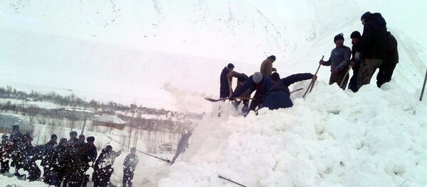 Кар-көчкү көмүп калган үйлөрдү тазалоо иштери - Sputnik Кыргызстан