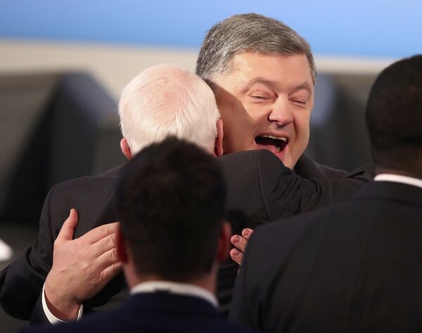 Коопсуздук боюнча Мюнхен конференциясында Украина президенти Петр Порошенко менен АКШ сенатору Жон Маккейн - Sputnik Кыргызстан